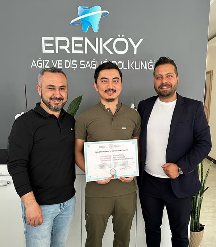 Sağlık turizmi yetki belgesinin yer aldığı grup fotoğrafı